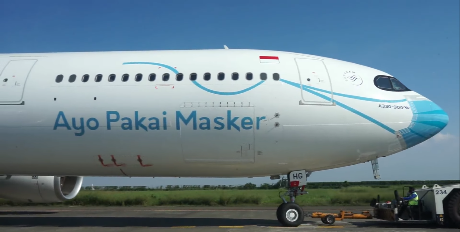 Usá barbijo: El Airbus A330neo de Garuda Indonesia y su curioso livery para tomar conciencia