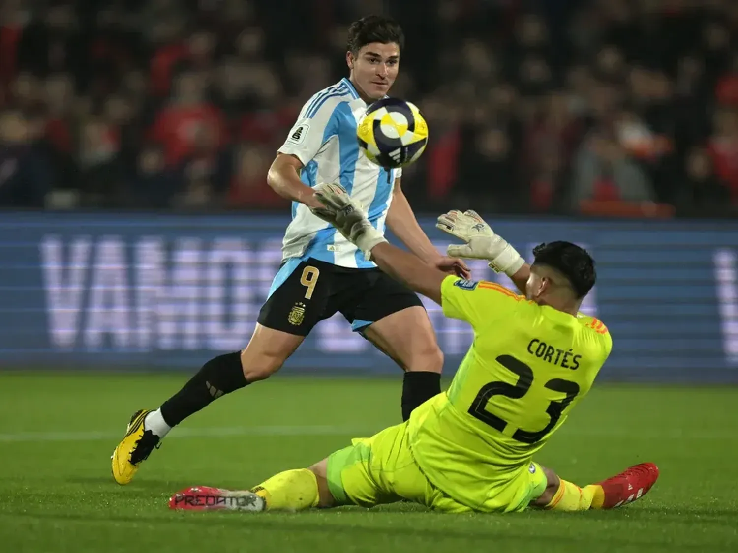 Argentina venció a Chile en Santiago y aseguró la cima de las Eliminatorias