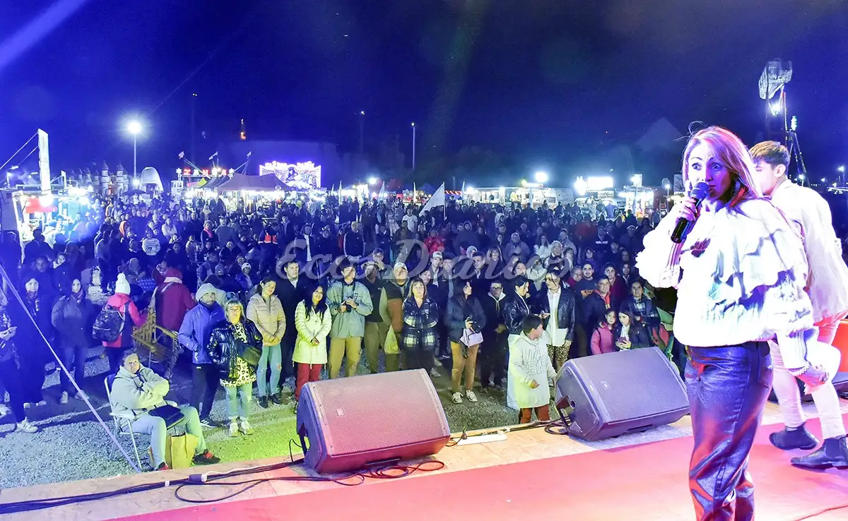 Toda una fiesta. Anoche mucho público espero la llegada de Onda Sabanera. María Luz Argañaraz realizó la locución