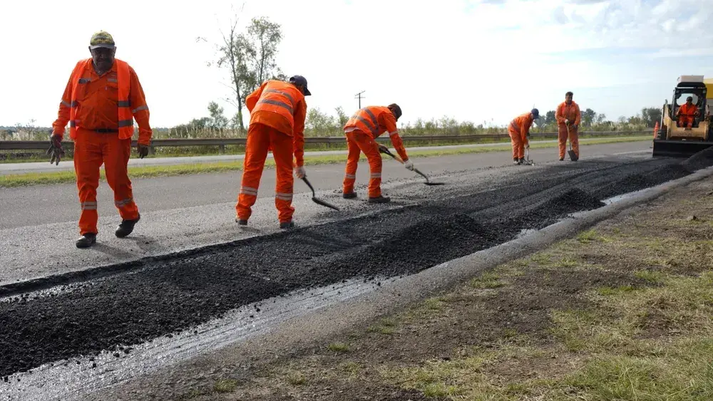 Operarios trabajando en una ruta nacional