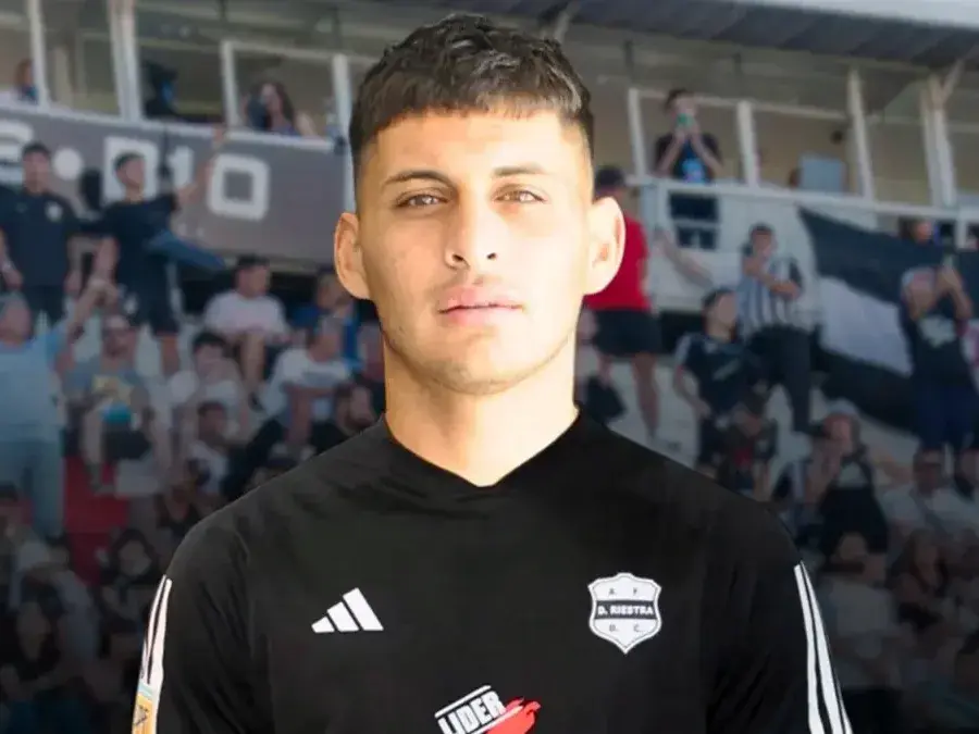 Facundo Miño, futbolista de Deportivo Riestra, fue denunciado en las últimas por violencia de género contra su expareja. (Fotos: @prensariestra