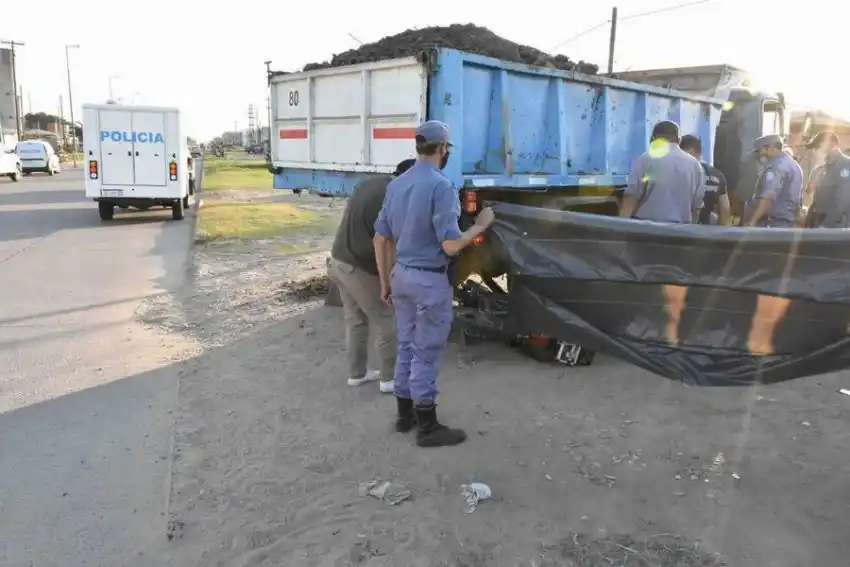 Motociclista perdió la vida tras chocar contra un camión