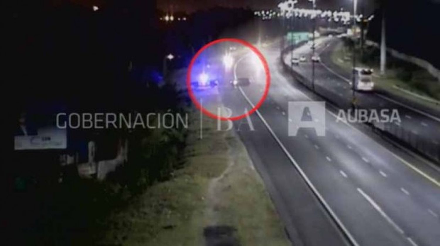 Video: Auto fuera de control chocó en la Autopista Buenos Aires - La Plata