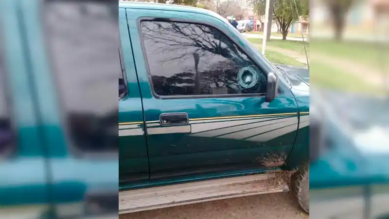 Video: Un delincuente disparó contra una persona que iba en camioneta