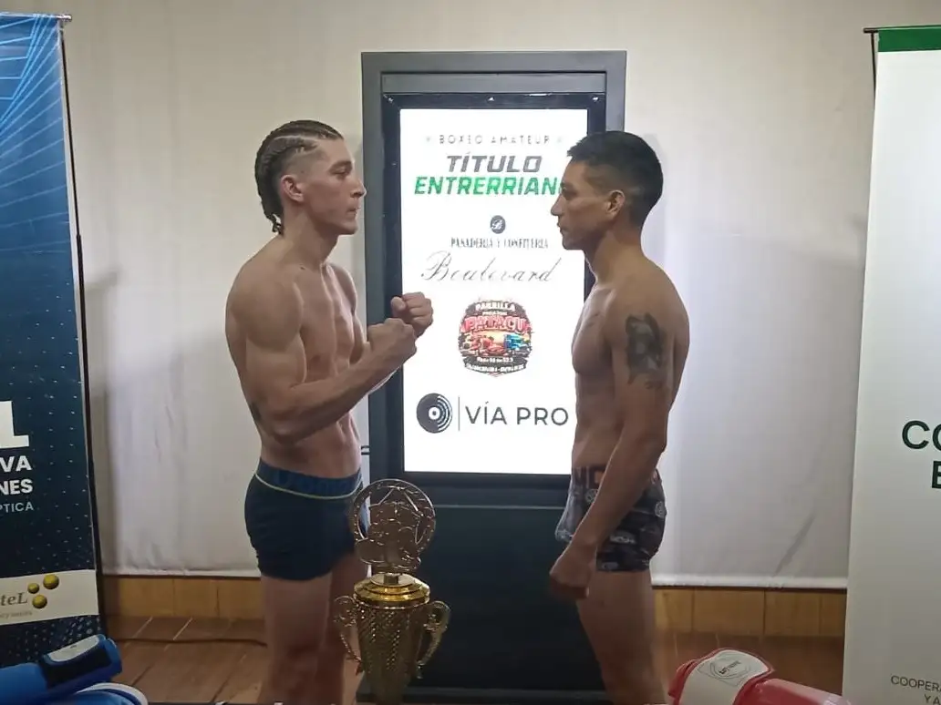 Jeremías Castillo y Leandro Núñez durante la ceremonia de pesaje.