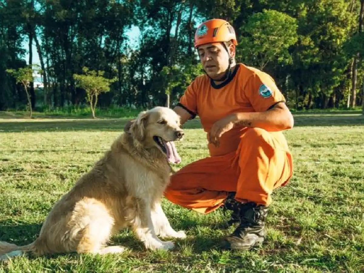 La familia de Bomberos despide a Aaron, uno de sus perros de búsqueda