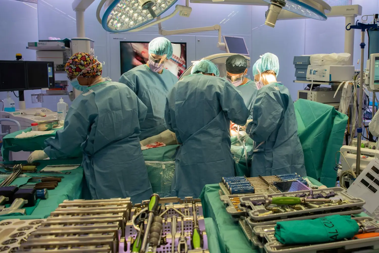 Los peligros de la popular cirugía que se están haciendo hombres para crecer