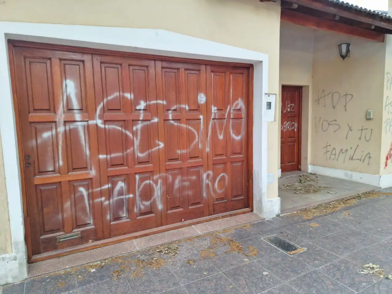Todo el frente de la vivienda quedó con inscripciones en contra del Kevin P.