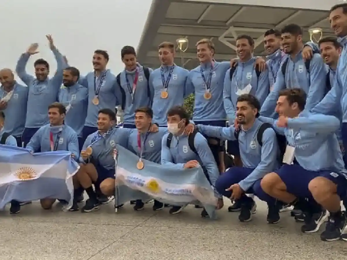 A puro festejo, Los Pumas arribaron al país