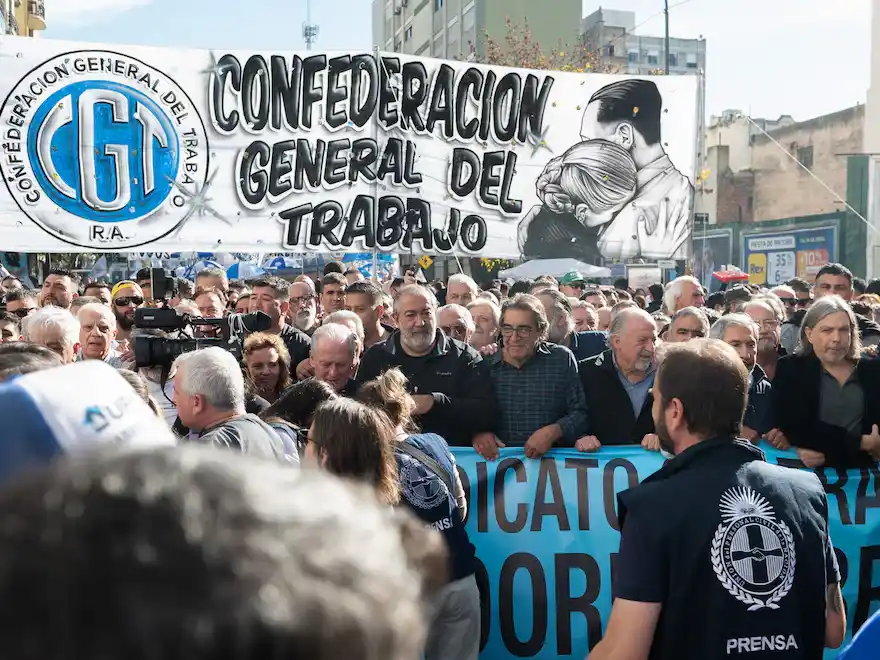 Marcha contra la reforma laboral del Gobierno: comenzó el acto de la CGT en la Plaza de Mayo