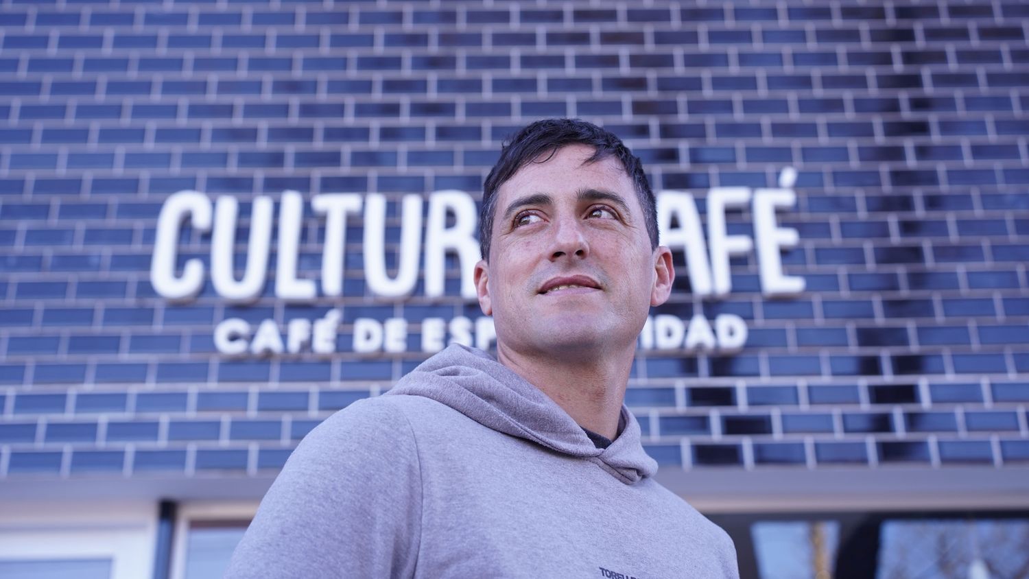 Emiliano Pérez en su nuevo local de café.