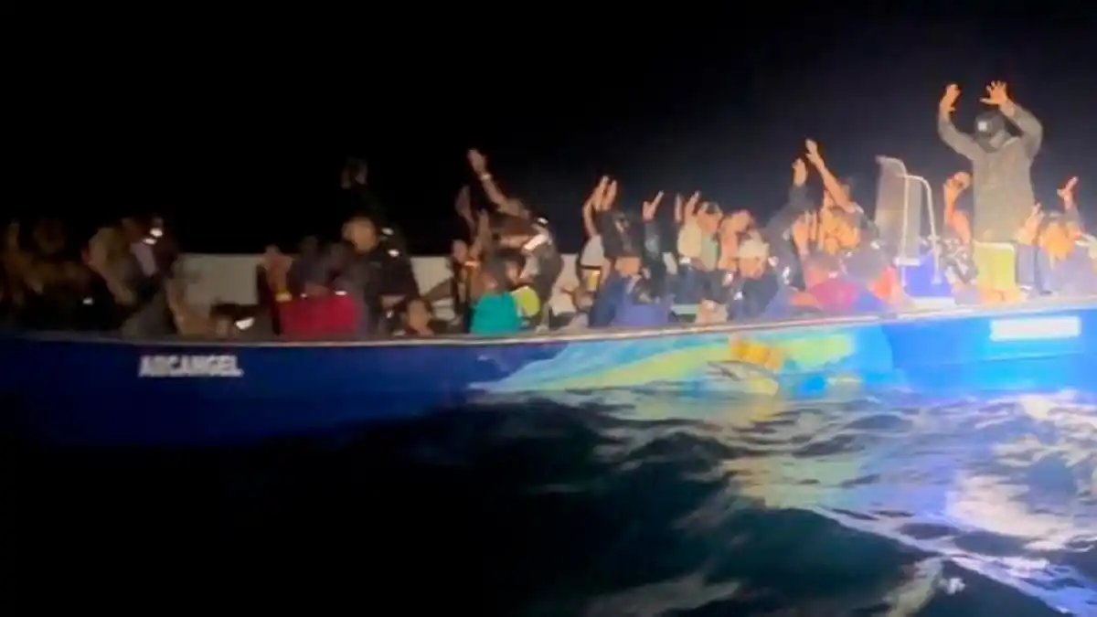 Armada de Colombia rescata a 44 migrantes: había 10 menores de edad y una embarazada