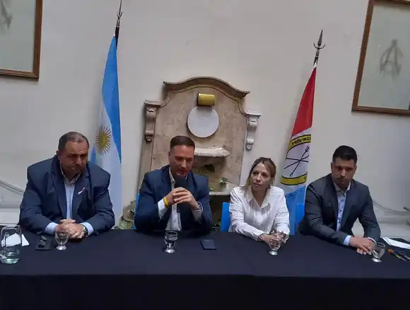 La provincia anunció la licitación de las obras para invertir en redes de agua potable y cloacas en Rosario y Santa Fe