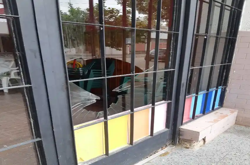 Atacaron a piedrazos a un local de Cambiemos
