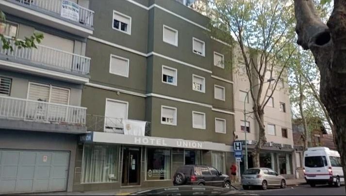 Tragedia en Mar del Plata: Una mujer de General Belgrano sufrió una convulsión, cayó por las escaleras y murió