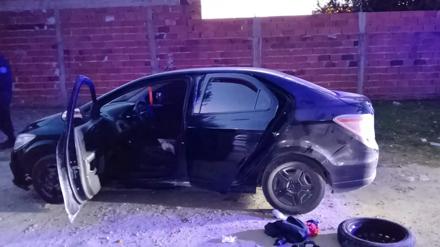 Rescatan a un conductor de aplicación que estaba encerrado en el baúl de su auto tras un robo