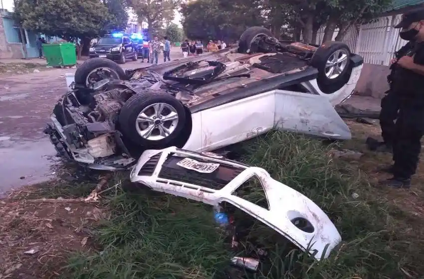 Encontraron un auto volcado y destrozado e investigan el hecho: el conductor lo dejó abandonado