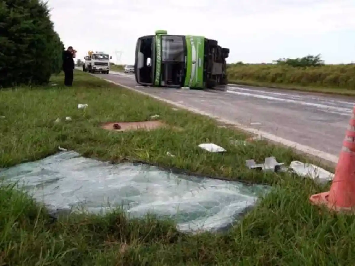 Un colectivo volcó en la autopista Rosario - Santa Fe y hay 35 heridos
