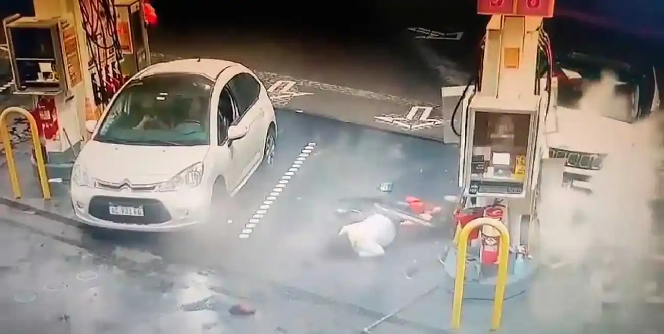 El jugador estrelló su camioneta contra un surtidor en una estación de servicio.