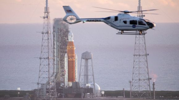 COMO NOVIA DE PUEBLO miles de estadounidenses se quedaron esperando que la NASA lanzara el cohete a la Luna