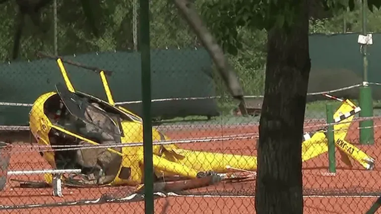 Los tres personas que viajaban en el helicóptero salieron por sus propios medios.