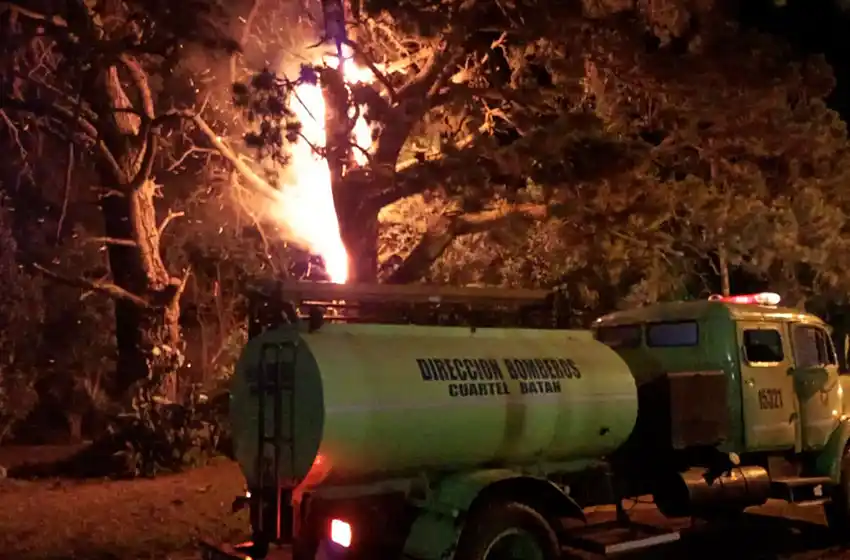 Un rayo provocó un incendio en un barrio de Batán