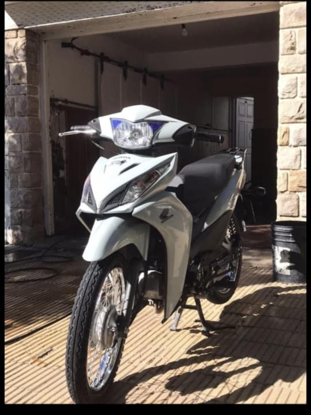 Robaron una moto de la vereda Sarmiento al 900