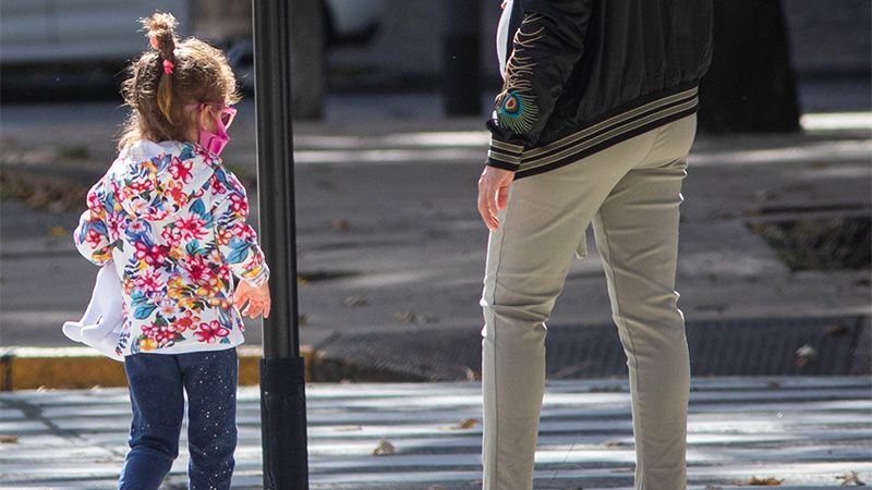 Autorizaron que los niños puedan salir a hacer las compras con sus padres