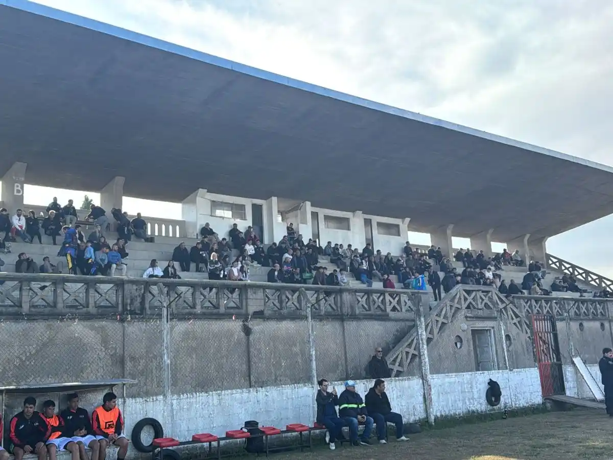 Hinchas en las tribunas del Estadio Municipal.