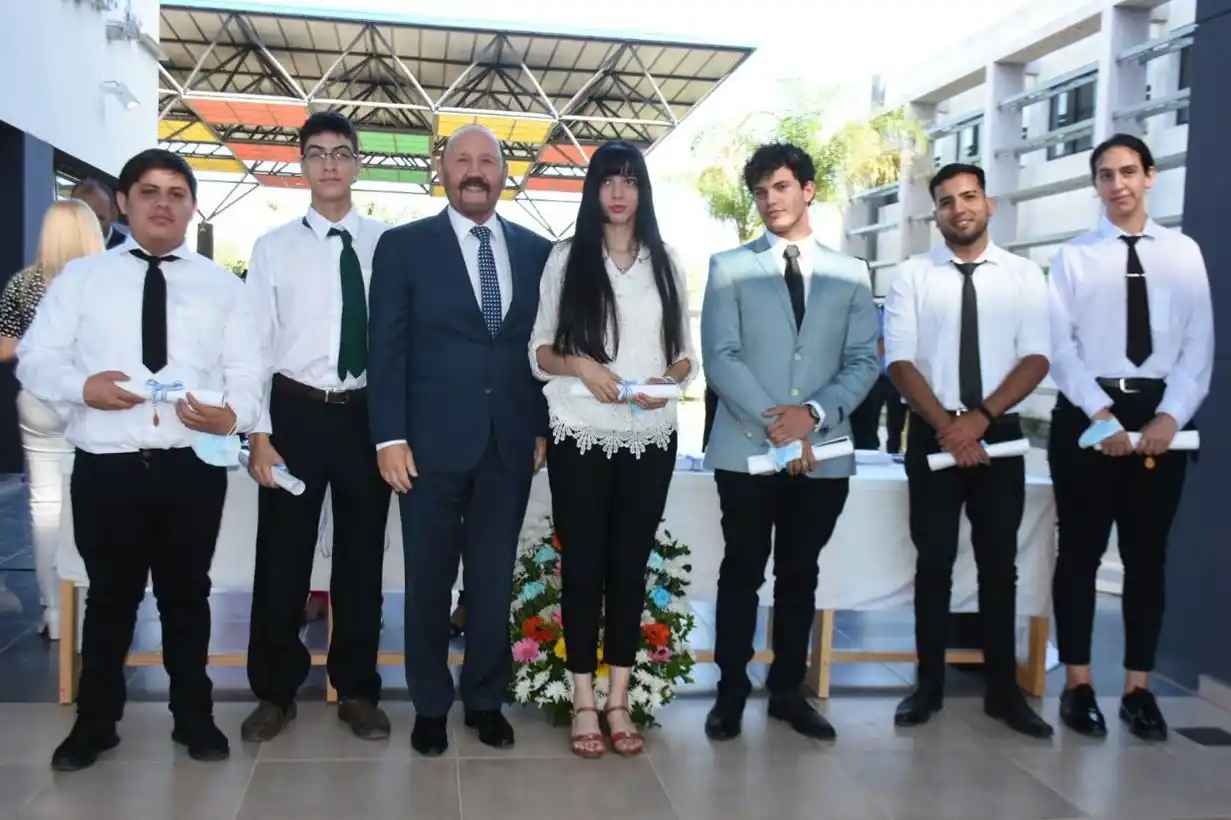 Emoción de estudiantes tras recibir el 
diploma de egresados en el Politécnico