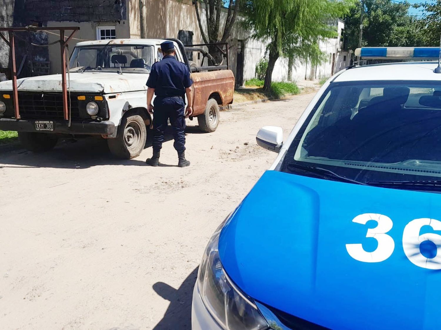 Camioneta utilizada en robo es localizada y secuestrada por la policía