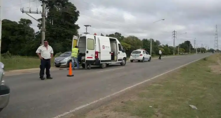 Toman muestras del suelo en la Ruta 1001
