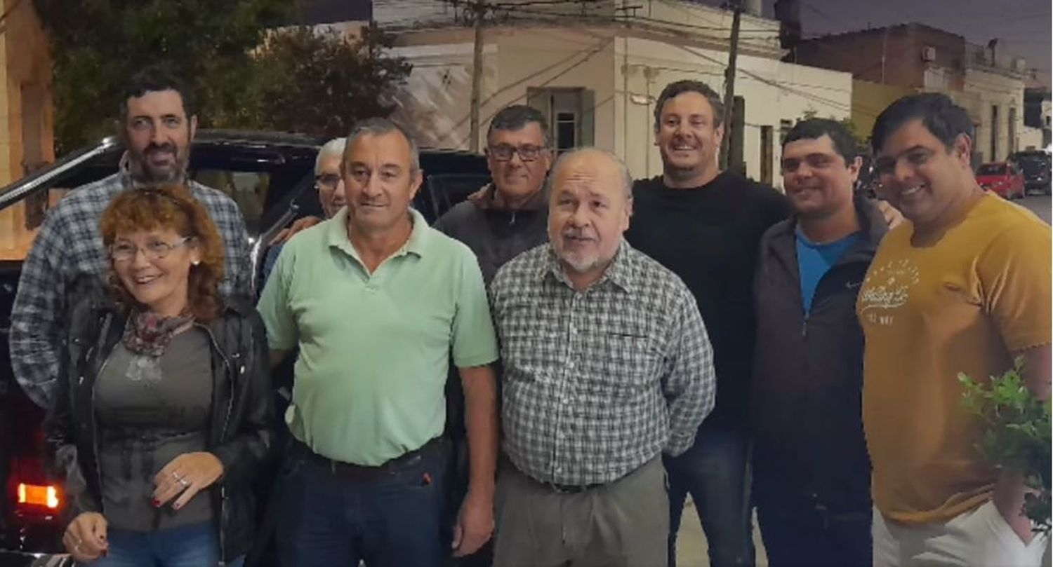 Ganadores del bono junto a miembros de comisión directiva de BH.