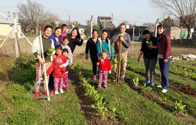 Diez mujeres realizan trabajos de huerta para vender y consumir lo que cosechan