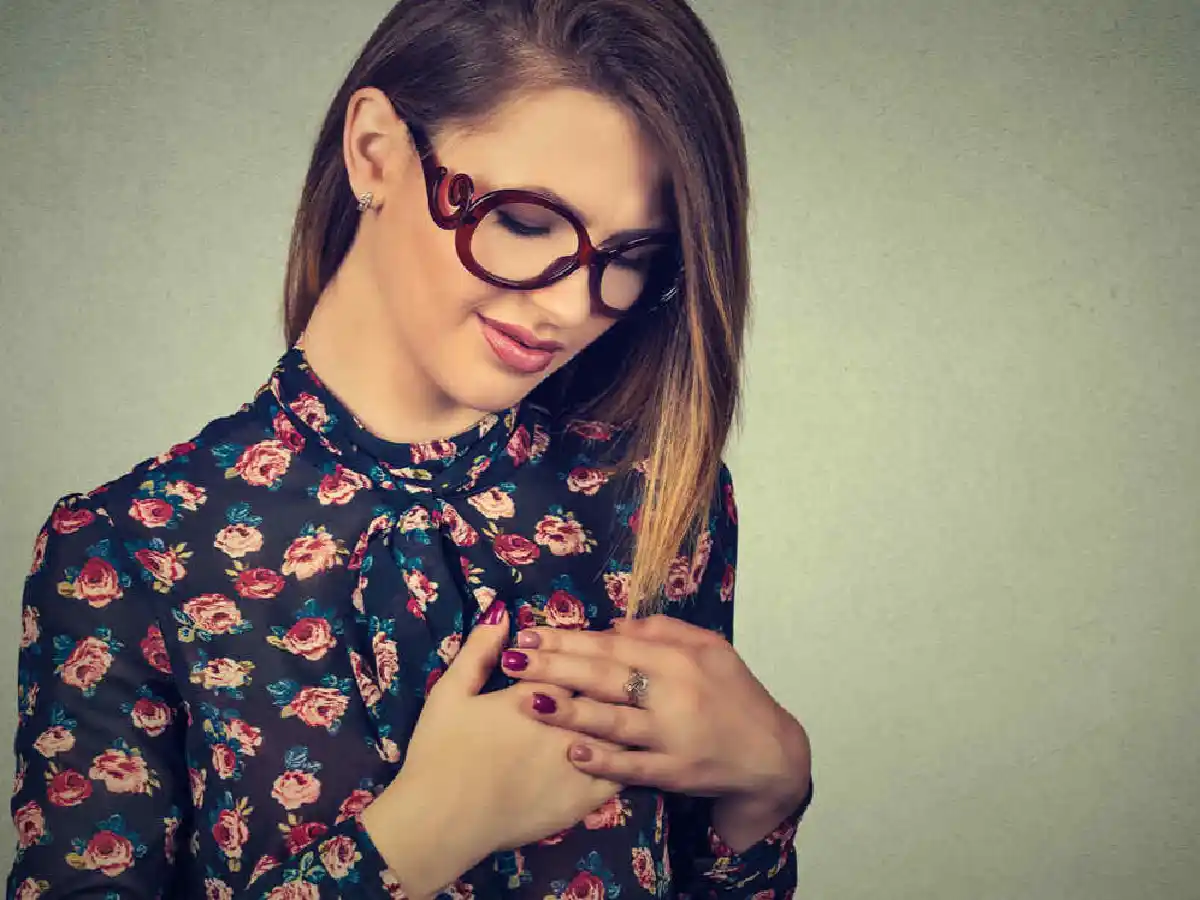 La OMS desaconseja saludar con el codo y propone otra forma