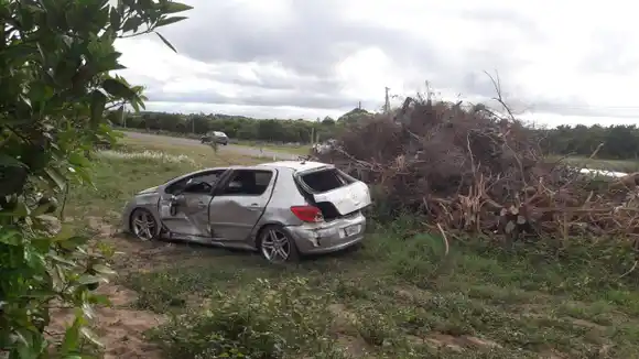 Joven cordobés despistó y volcó su auto en Ruta 2, cerca de Santa Ana