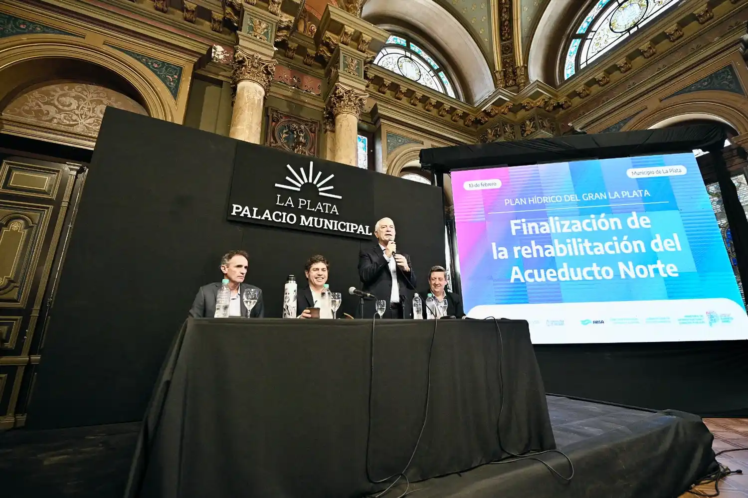 El gobernador Axel Kicillof y el intendente Julio Alak presentaron la finalización del Acueducto Norte, una obra que mejora el suministro de agua en la región capital bonaerense.