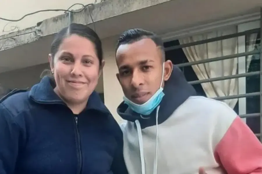 Polémica | La imagen que recorre el país : una mujer policía le pidió una foto a Sebastián Villa al salir de indagatoria