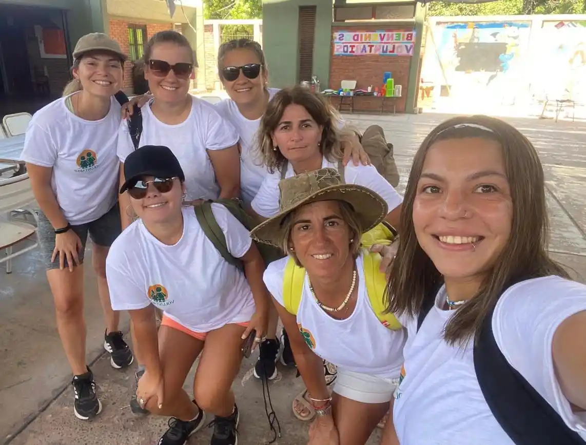 Las voluntarias gualeyas más una paranaense-