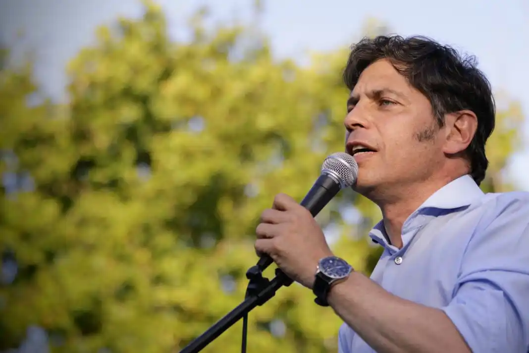 El gobernador Axel Kicillof volvió a las mateadas con vecinos en la Plaza Islas Malvinas de La Plata.
