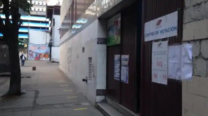 Mujer APUÑALÓ a su pareja frente a un centro de votación en Lara