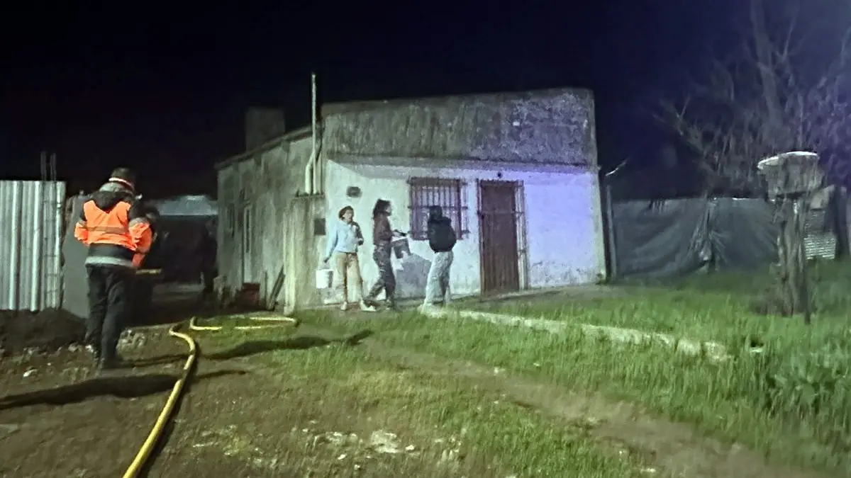 Incendio de vehículo. En calle 550 al 800, donde no se registraron víctimas humanas