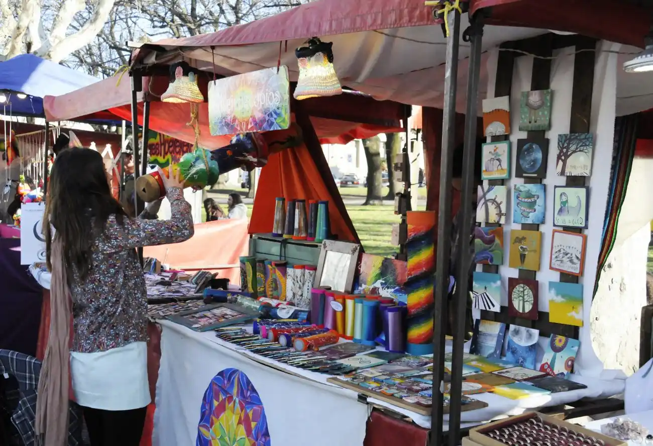 La llegada de turistas se sintió en la Feria de Artesanos
