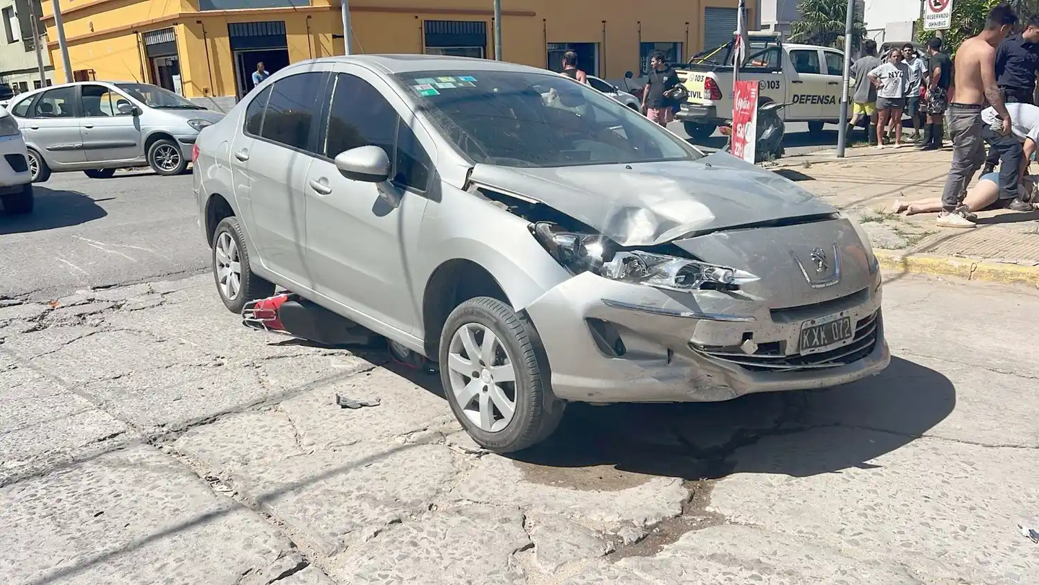 La moto de la víctima finalizó la trayectoria debajo del automóvil marca Peugeot