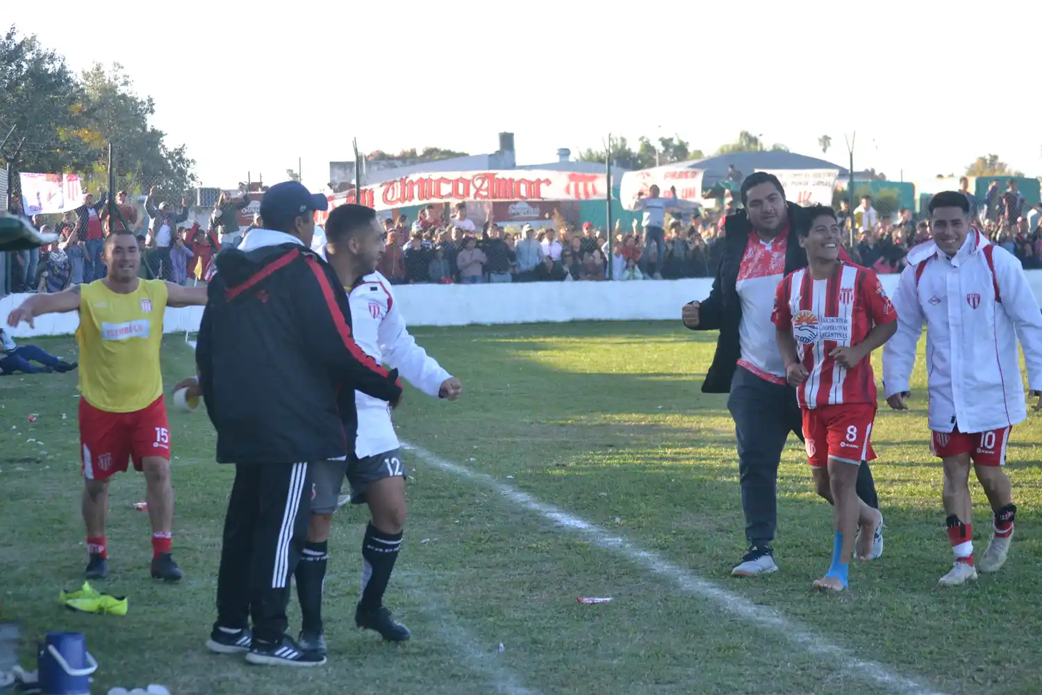 "Pequi" Benítez festejaba junto a sus compañeros de Barrio Norte el triunfo ante Urquiza en la final de Ida. Para él llegó el momento de la despedida.