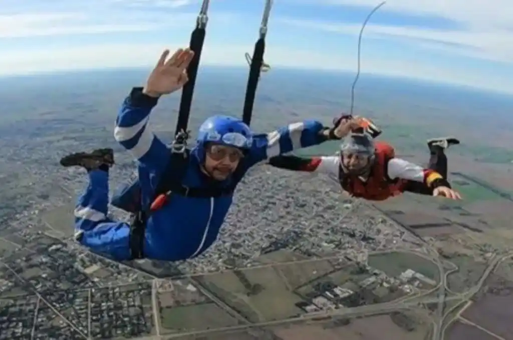 Tragedia en Lobos: no se abrió el paracaídas y murió tras caer mientras realizaba un salto