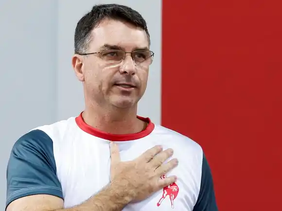 El hijo mayor de Jair Bolsonaro anunció que será candidato presidencial en las elecciones brasileñas de 2026