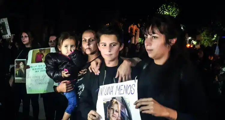 Marcha multitudinaria y con presencia  de familiares de víctimas de femicidio