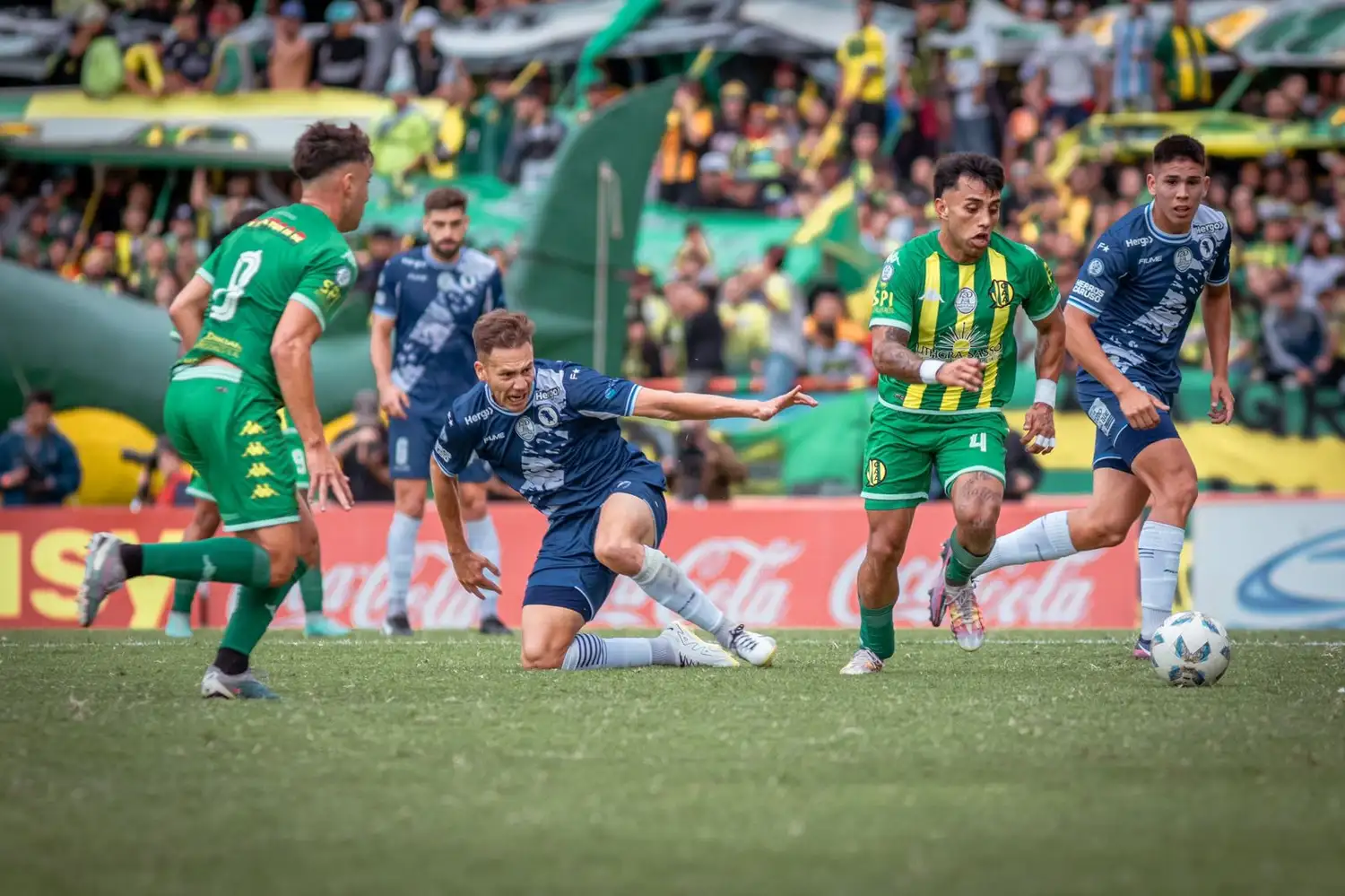 Rodrigo González corriendo el balón (Foto: Florencia Arroyos - MarcaDeportiva)