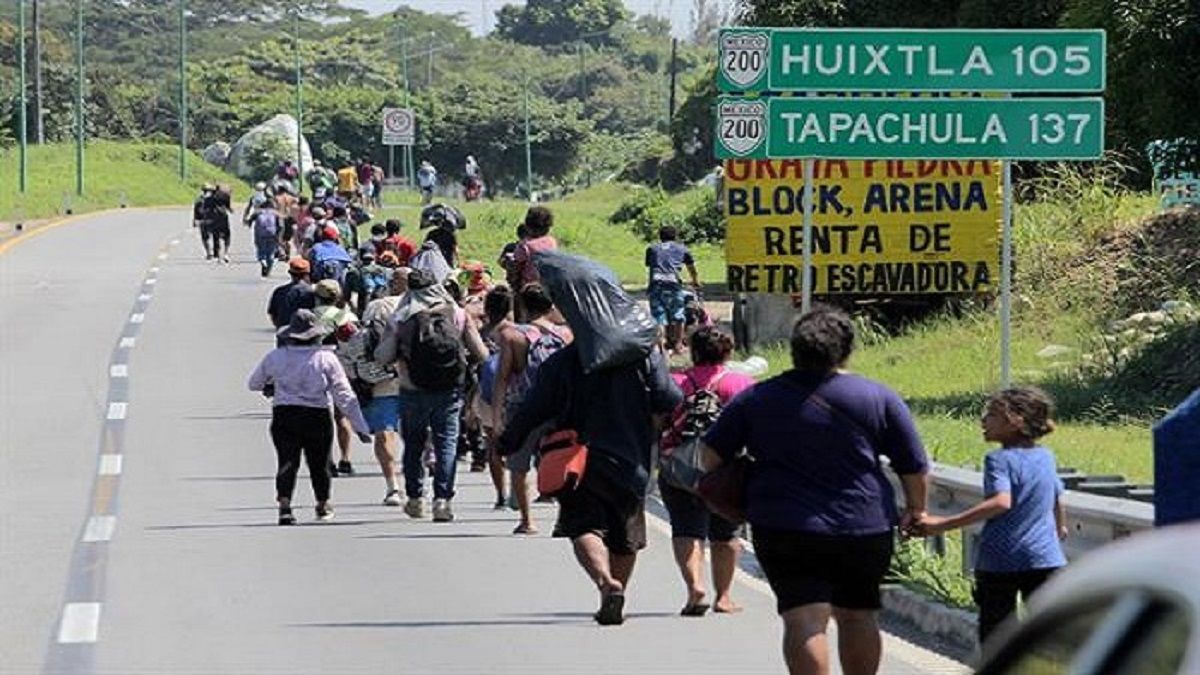 MIGRANTES QUE PERSIGUEN «EL SUEÑO AMERICANO» quedan    en medio de la guerra de carteles en México